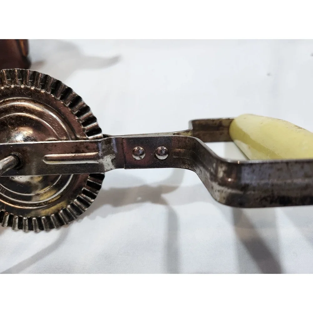 Vintage Hand Mixer- TAPLIN MFG CO. NEW BRITAIN CONN.USA & HULL OVENPROOF USA MUG
